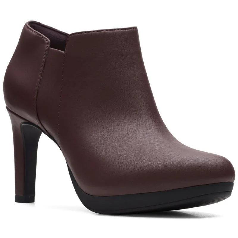 AMBYR STEP Womens Patent Almond Toe Booties